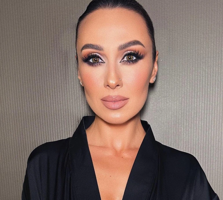 Діджейка Нана в купальнику пригрозила зайвому жиру та поплескалася у водоспаді на Балі