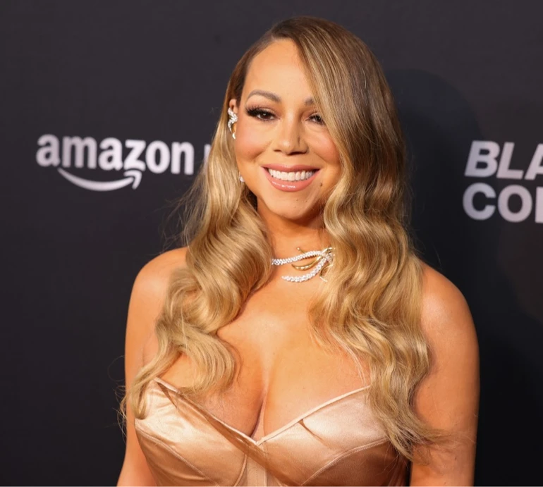 Мерая Кері для появи на парадному хіднику впакувала апетитні принади у корсетне боді. Фото