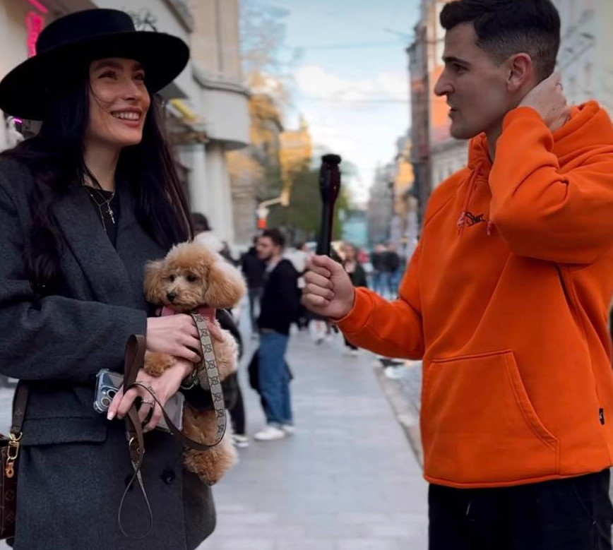 Годинник за $5000 та повідець для собаки за $200: львівську інспекторку митниці звільнили після того, як вона розбовкала блогеру ціну свого луку. Відео