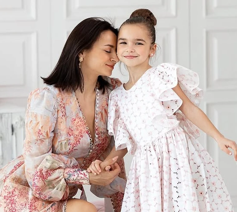 Гвоздьова з донькою у ніжних весняних сукнях привітала українців з Вербною неділею. Фото