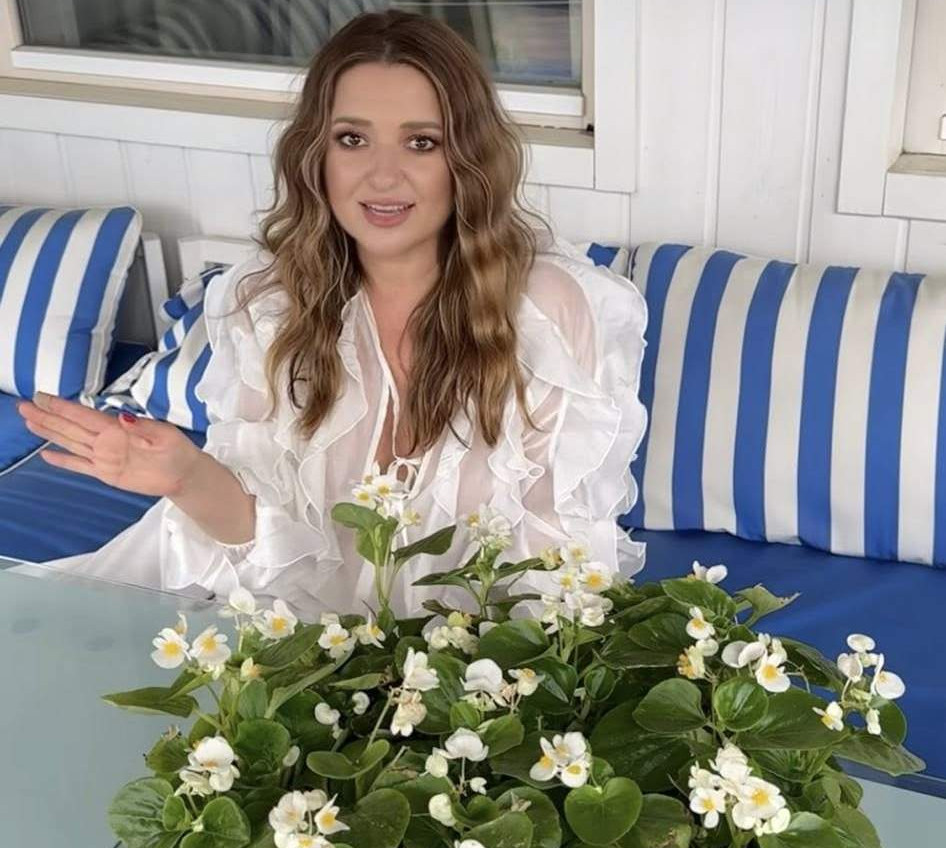 Тішить і надихає: Могилевська провела екскурсію своїм квітником. Відео