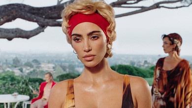 Кардашян із 69-річною мамою в купальниках попозували для ретрогламурних фото