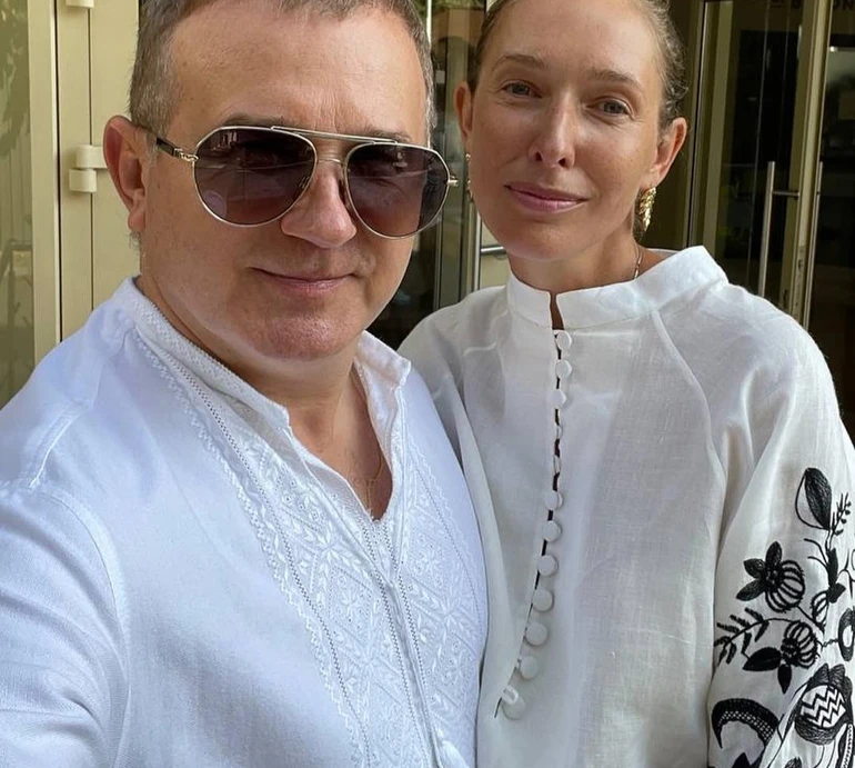 Осадча у річницю стосунків з Горбуновим зізналася, чи уводила його з сім'ї та хто був ініціатором їхнього роману. Відео