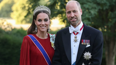 Міддлтон у шифоновій сукні й тіарі леді Ді зазнімкували за спілкуванням з Макроном на банкеті. Фото