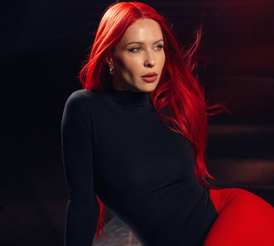 Вогняна жінка: Маремуха у боді з хвостом та червоним волоссям яскраво увірвалась у рік коня. Фото