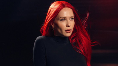 Вогняна жінка: Маремуха у боді з хвостом та червоним волоссям яскраво увірвалась у рік коня. Фото