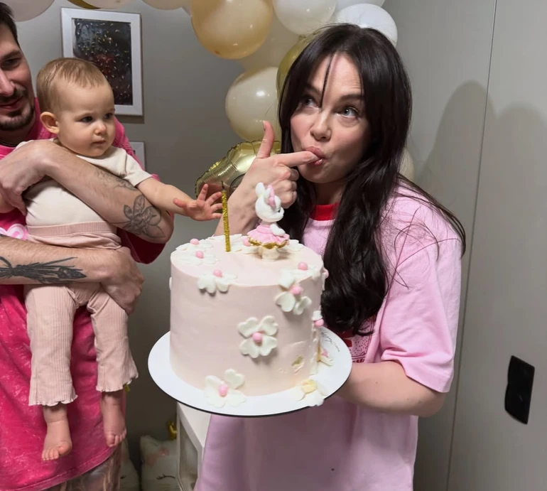 Іменинниця в пишній сукні та заквітчаний торт: дружина POSITIFF показала святкування 1 року донечки