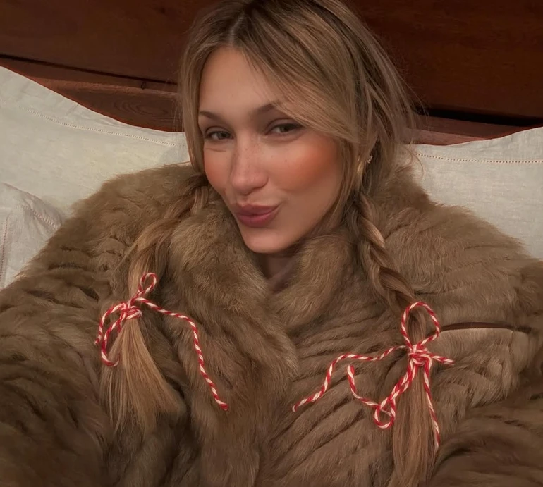 Мало місця для уяви: Белла Хадід у сукні з пікантними вирізами на сідницях розважилася грою в карти