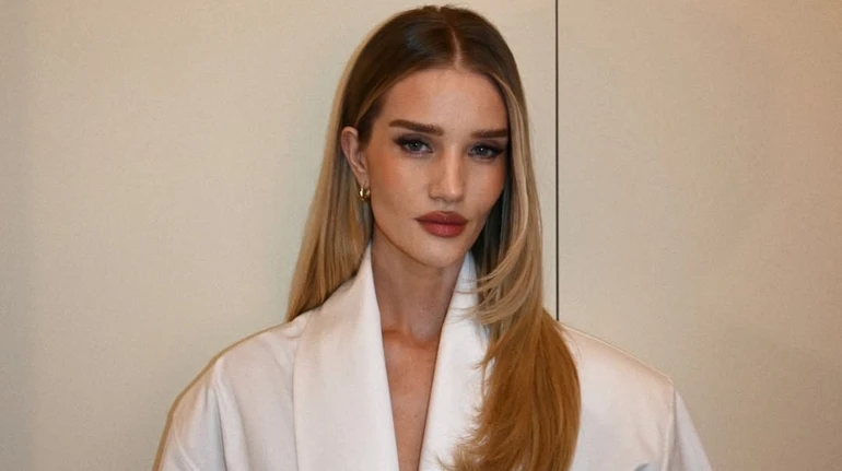 Декольте, ланцюжки та леопард: наречена Стейтема засвітила рельєфний прес і довгі ноги у рекламі купальників. Фото