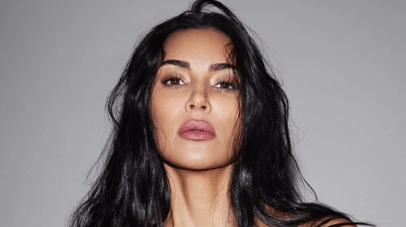 Ок, гаряченька: 45-річна Кардашян на Coachella захопила пишним бюстом у зухвалому декольте