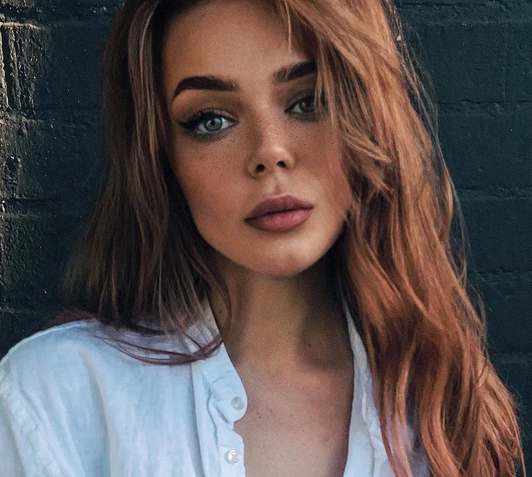 Знову білявка Гросу у кроптопі посвітила сосками та пірсингом. ВІДЕО