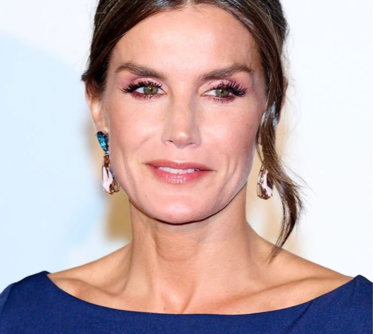 Королева Летісія вигуляла контрастний лук з воланами у Гранаді. ФОТО