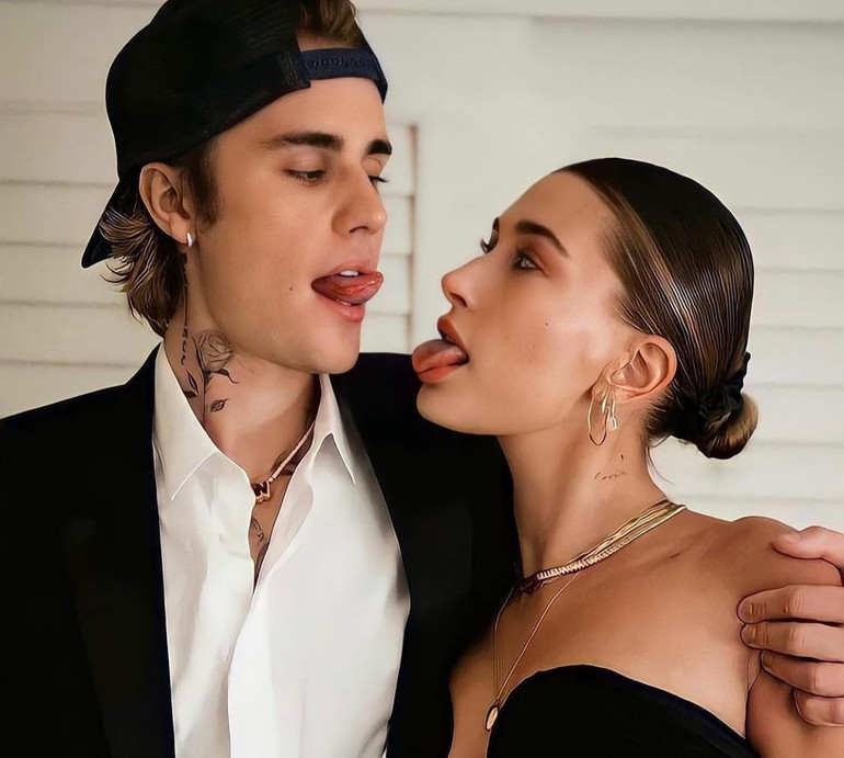 Хейлі у балаклаві та спідньому, Джастін в піжамі: Бібери вигуляли креативні костюми на Геловін