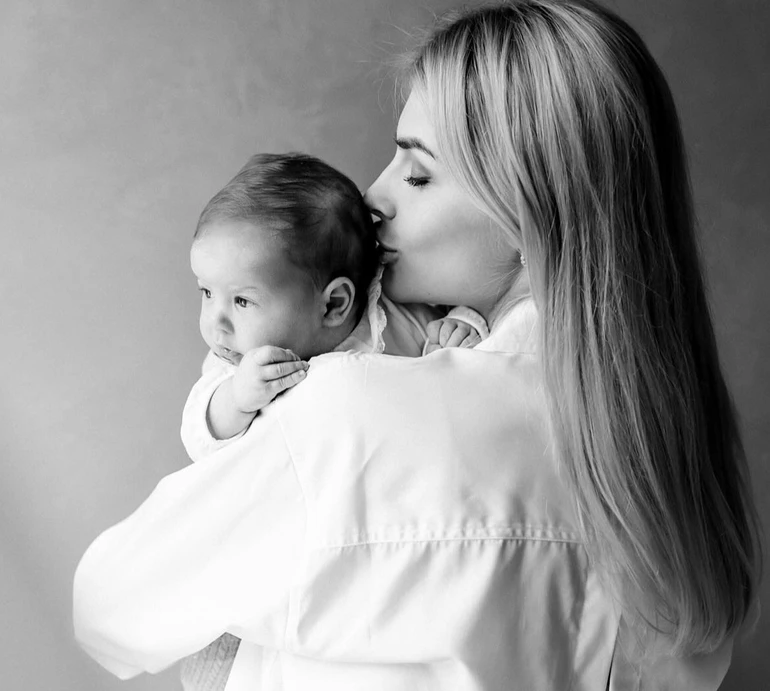 Дружина Зінченка оголосила ім'я 2-місячної доньки та вперше показала її личко