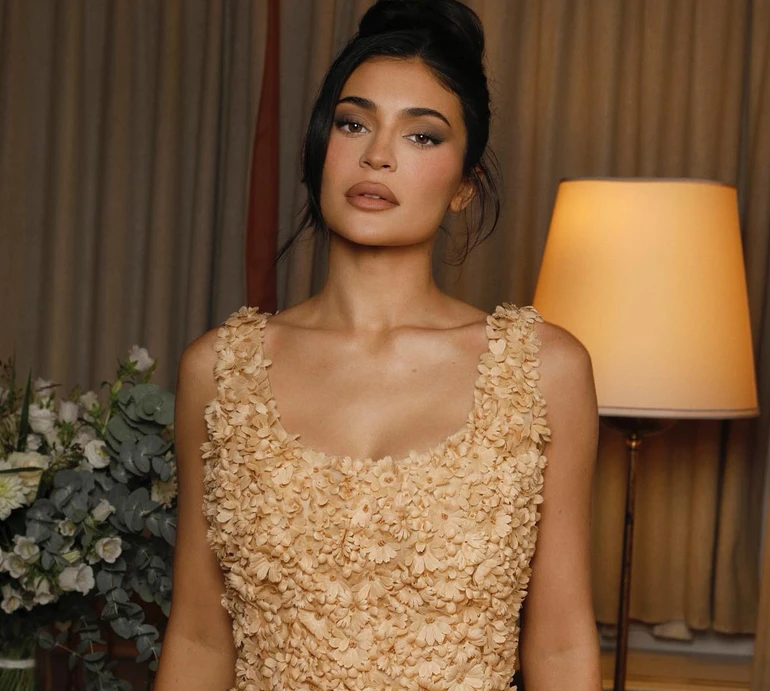 Кайлі Дженнер в обтислому спортлуці заселфила тренований прес. ФОТО