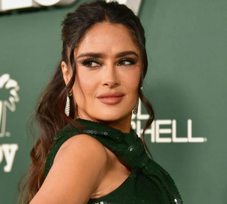 Хаєк у супертугій сукні, мокрокоса Кардашян і поїдачка бургерів Клум засвітилися на благодійному вечорі. ФОТО