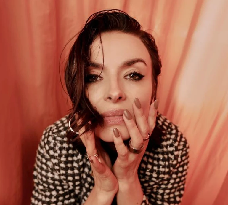 Мейхер в обтислому сірому посвітила принадами у лісі. ФОТО