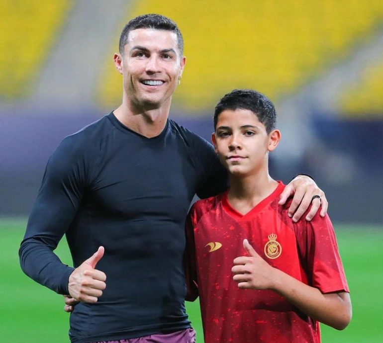 Татова школа: 13-річний син Роналду продемонстрував м'язи на фото зі спільного тренування