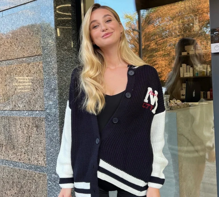 Після великої перерви: ексдружина Тищенка в обтислому спортлуці ефектно вигнулася на килимку. Фото