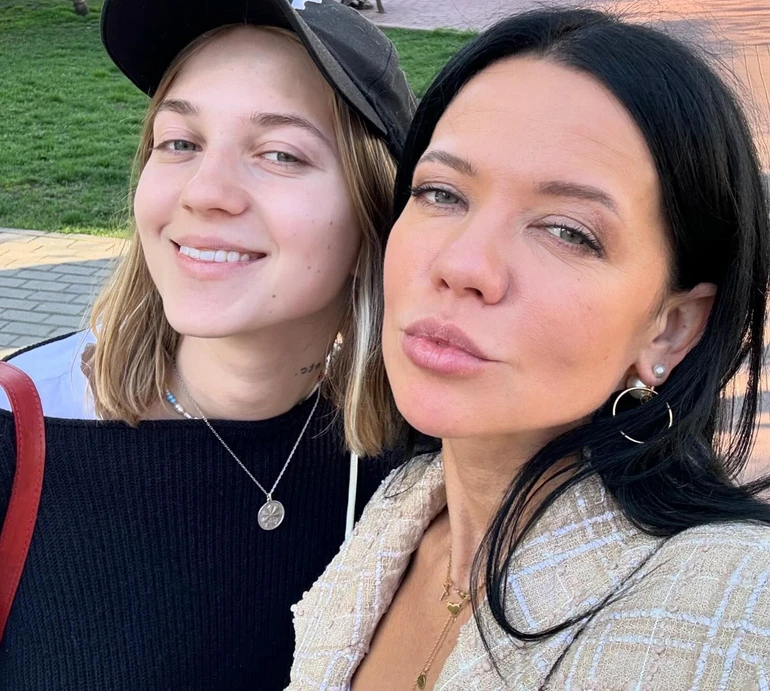 Горова в топі і шортах показала парне тренування з 26-річною дочкою. Відео