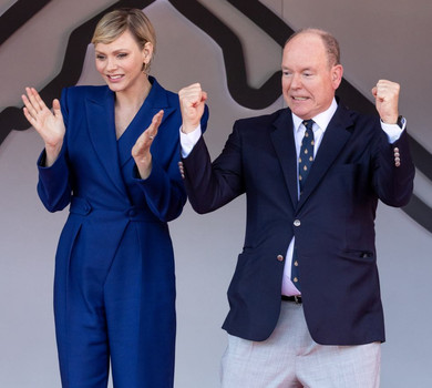 Синій комбез та червоно-срібне максі: княгиня Шарлін на Гран-прі Монако вигуляла два ефектні луки від Louis Vuitton