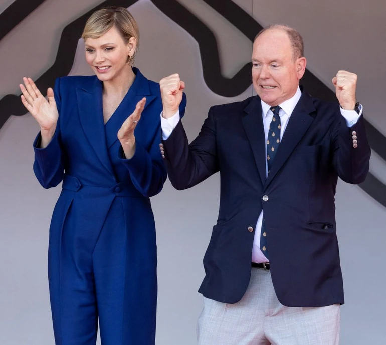 Синій комбез та червоно-срібне максі: княгиня Шарлін на Гран-прі Монако вигуляла два ефектні луки від Louis Vuitton