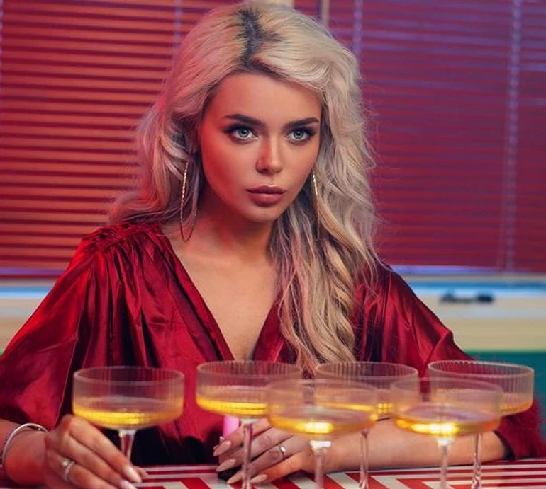 Гросу з нагоди 29-річчя наробила стильних фото в обтислому денімі