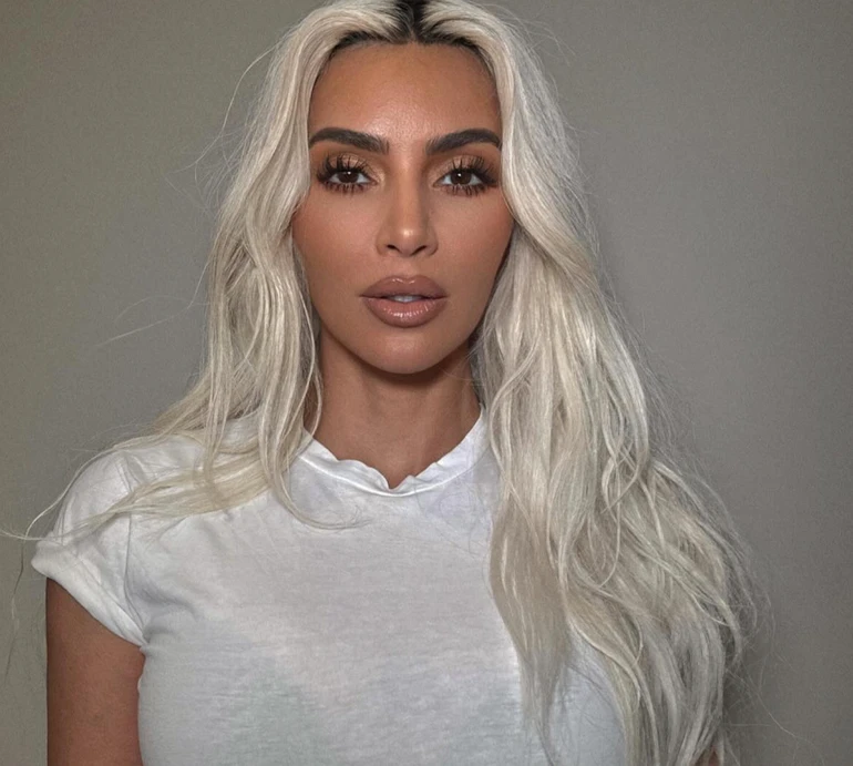 Кардашян у хижому бікіні та котячій масці закосила під Мерилін Монро