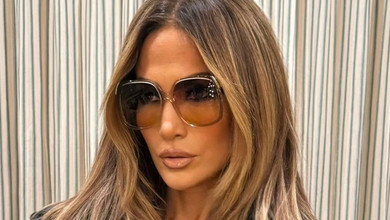 Лопес у ботфортах та суперміні закинула ноги на стіл для ефектних фото