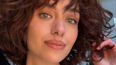 Ексдружина Комарова у Парижі здивувала зачісками та попритулялася до пожежника заради фешн-фото