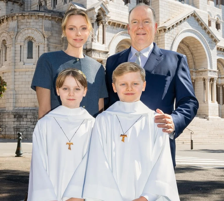 Найрідніші друзяшки: 10-річні син і донька князя Монако зворушили ніжним  жестом на фото зі свого першого причастя