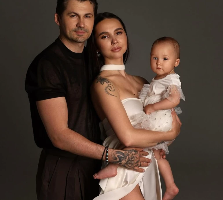 Перші кроки, перший політ: Кот і Татарінцева привітали дочку з 11 місяцями стильними сімейними фото