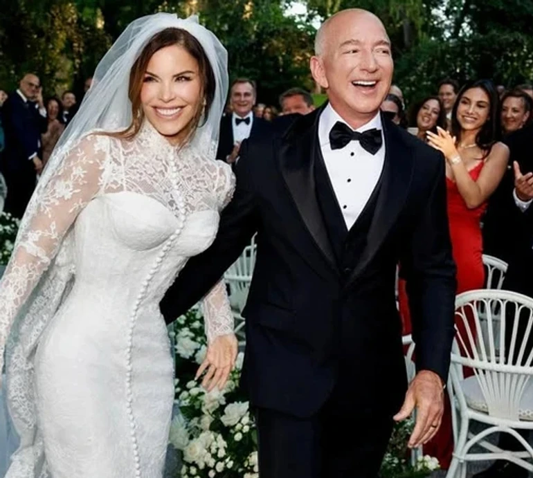 Ритм за гроші не купиш: Безос і Санчес насмішили мережу своїми незграбними танцями в клубі на Ібіці. Відео