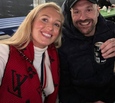 Віддаю тобі усе своє кохання: Ф'юрі романтично привітав дружину з 17-річчям шлюбу, а вона показала миле селфі з ним