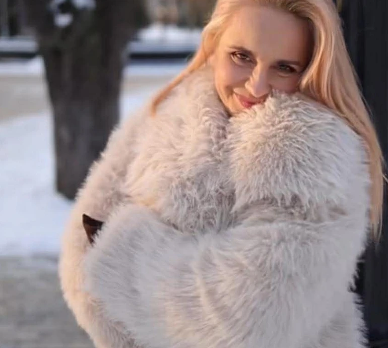 Рідкісний шанс уповільнитися: Ребрик у пухнастій шубці, міні та чоботах пораділа початку січня. Відео