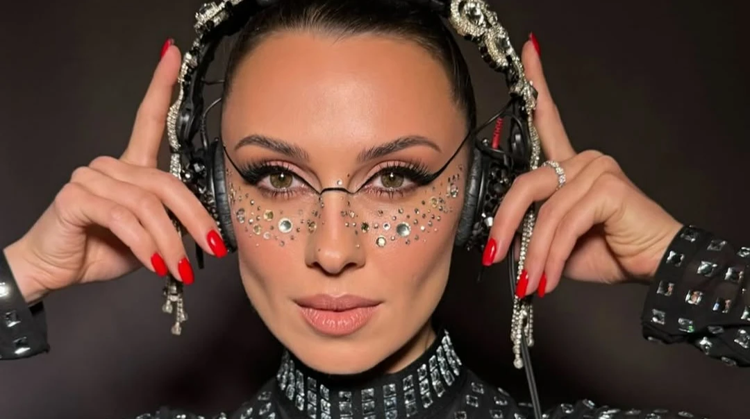 Відкриваю дверцята від стегна у 5 десяток: діджейка Нана на своє 40-річчя наробила зухвалих кадрів на леопардовому дивані