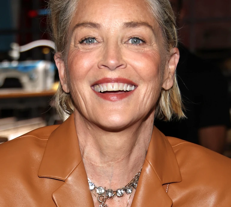 Шерон Стоун у шкіряній двійці ефектно попозувала на моді у Мілані. ФОТО