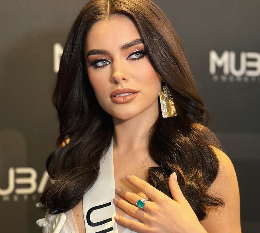 Міс Усанова в купальнику розляглася на заквітчаній терасі у Венеції