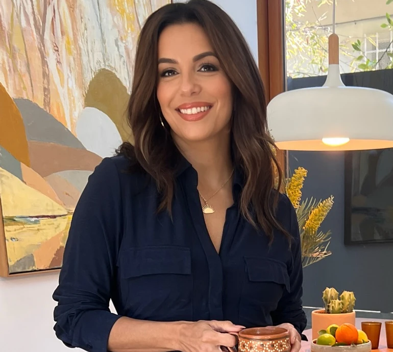 Оверсайз на голе тіло та костюм-трійка з декольте: Лонгорія на тлі природи попозувала для глянцю