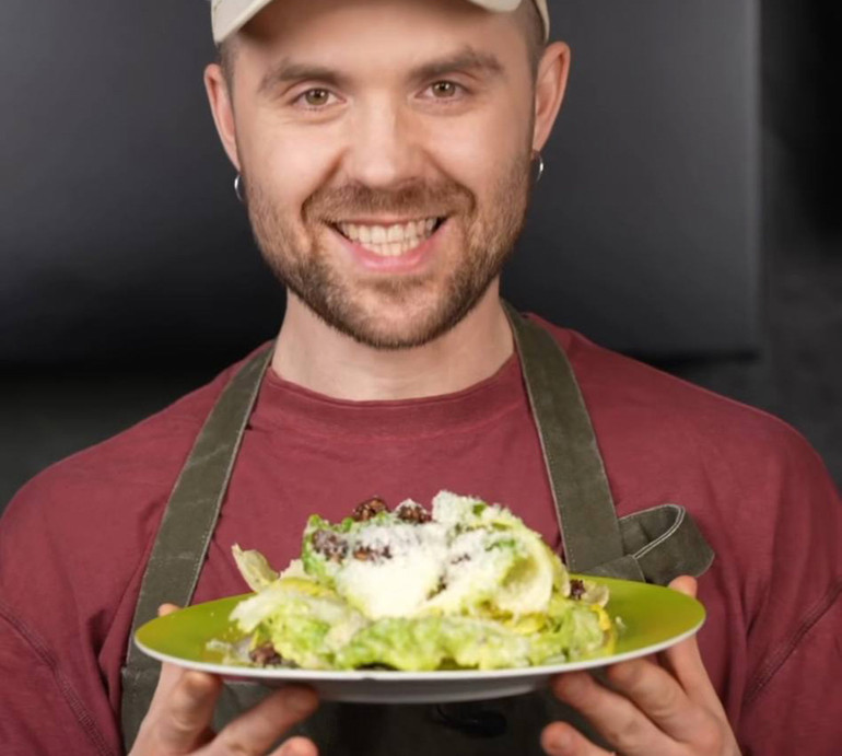 З анчоусами і темним хлібом: Кацурін показав, як приготувати салат Цезар вдома