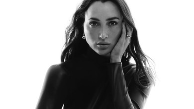 Різатдінова в обтислій шкіряній сукні з оголеною спиною вкусила себе за палець для зухвалих фото