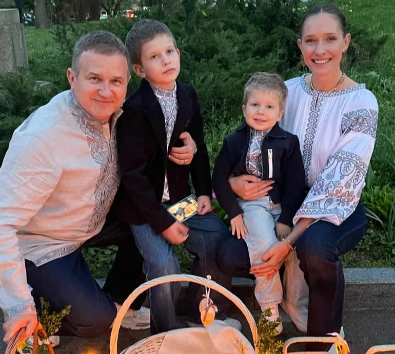 Посвячено: Горбунов з Осадчою і двома синами попозували з великодніми кошиками