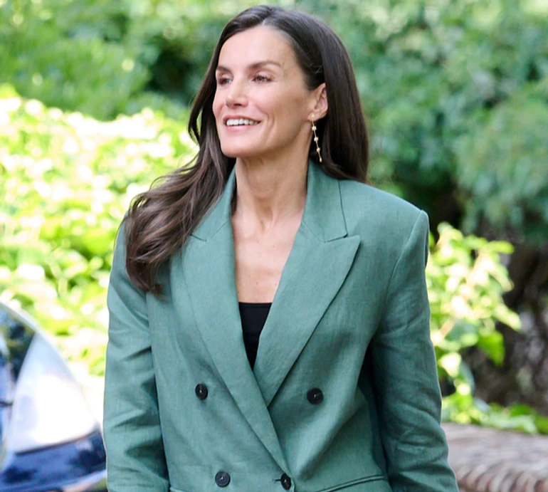 Льон кольору лісу: королева Летісія вигуляла стильний діловий костюм на захід у Мадриді. Фото