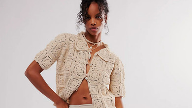 Базові, в'язані чи з голою спиною: які топи варто обрати цього літа. Фото