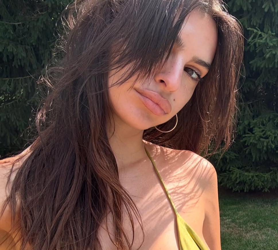 Повністю оголена Ратаковскі поніжилася на сонечку та показала, як минає її липень