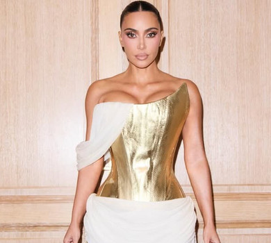 Блакитна русалка та грецька богиня: Кардашян в сексі-луках відгуляла своє 45-річчя з Полсон, Воттс і мамою у Парижі. Фото