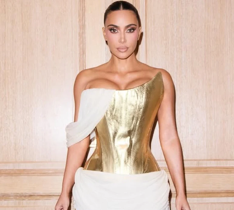 Блакитна русалка та грецька богиня: Кардашян в сексі-луках відгуляла своє 45-річчя з Полсон, Воттс і мамою у Парижі. Фото