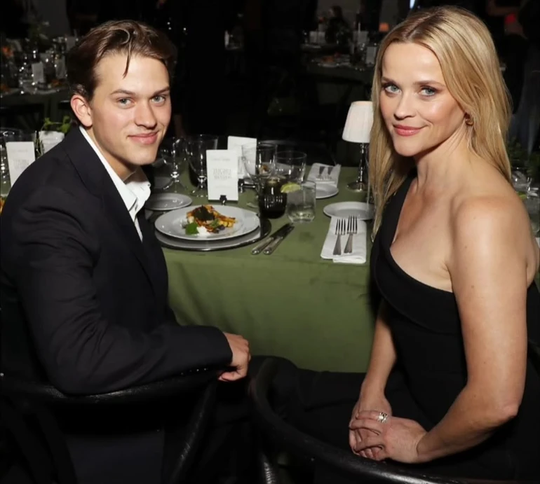 Так тебе люблю: Візерспун похвалилася сином за діджейським пультом з нагоди його 22-річчя