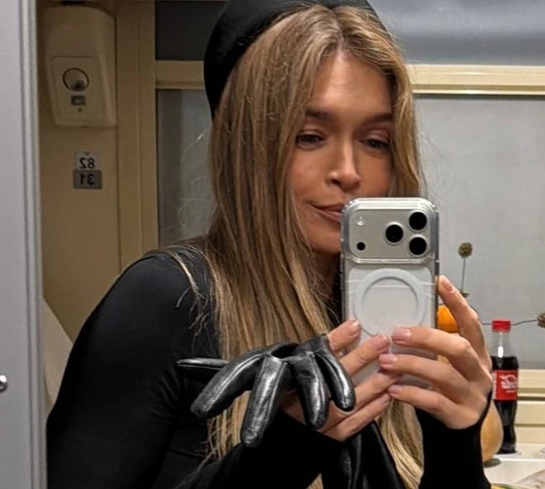 Під обстрілами, але ніколи без надії: Брежнєва в образі провідниці показала, чим займалася в Україні