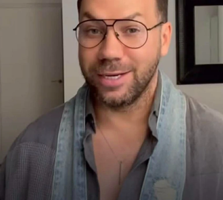 Трендові, що псують фігуру, бембі та класичні сині: Андре Тан назвав топ-7 джинсів цієї зими. Фото